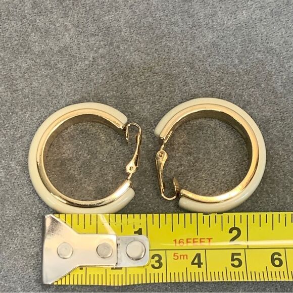 AVON Cream lacquer gold tone trim hoop clip on earrings - Picture 5 of 6